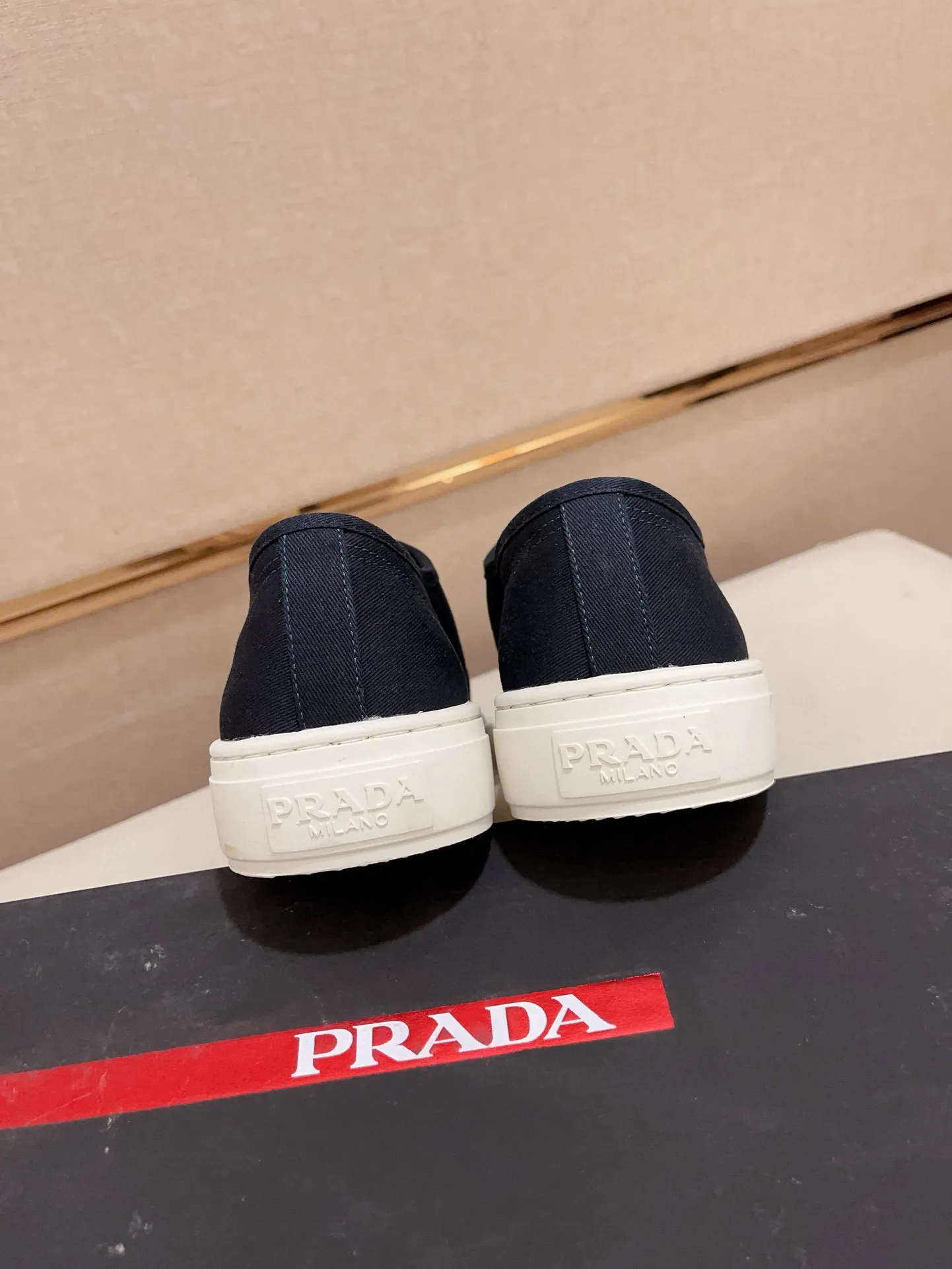 Men's shoes 💰 580💰 ✔️✔️✔️High-quality new PRADA counters are launched at the same time. The new men's shoes and 😘fabrics are selected from first-layer cowhide and are made by pure handicrafts. Lining: Full cowhide lining. 👍🏿 High-end ☄️ air-cushion molded anti-slip rubber outsole, exquisite lines, simple and elegant, comfortable and high-end for leisure travel. Code number: 38 to 44 (45 can be customized)